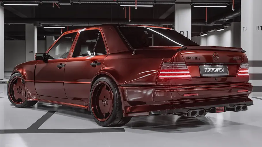 Der Mercedes W124 von Mozy stehend von schräg hinten