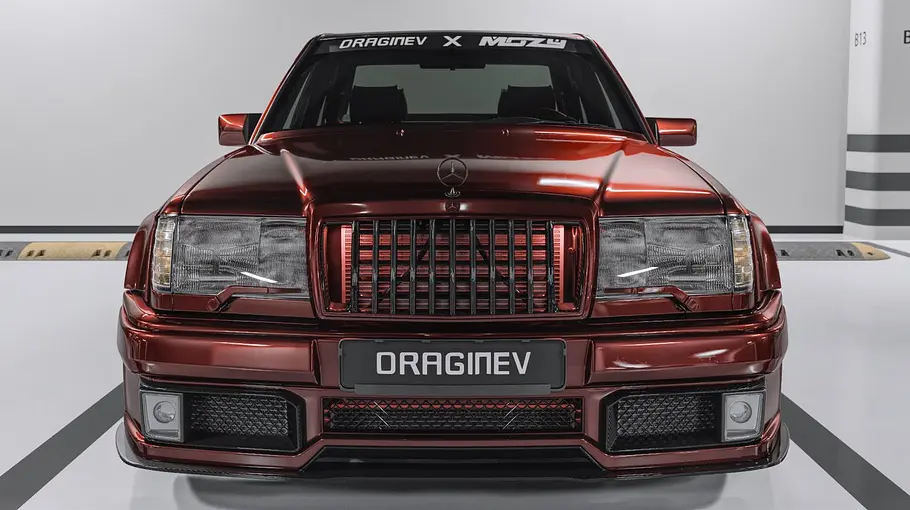 Der Mercedes W124 von Mozy stehend von vorne
