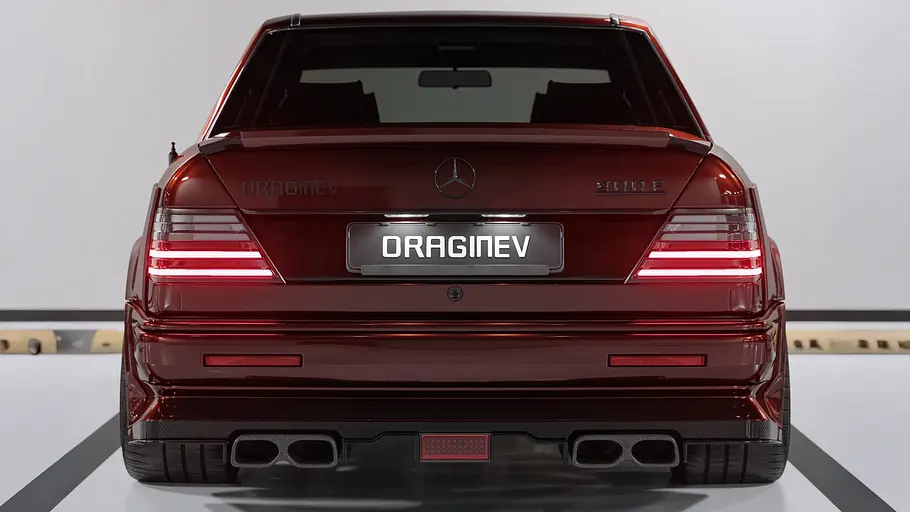 Der Mercedes W124 von Mozy stehend von hinten