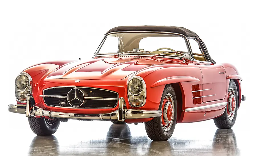 Der Mercedes W198 stehend vor hellem Hintergrund.
