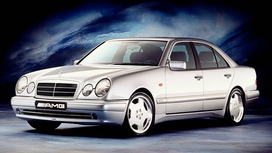 Mercedes W210 AMG statisch von schräg vorne fotografiert. 