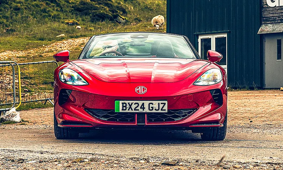 MG Cyberster (2024); stehend; Roadster; Cabrio; Sportwagen; Elektroauto; Außenansicht; Frontalsicht