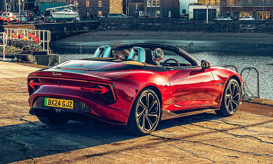 MG Cyberster (2024); stehend; Roadster; Cabrio; Sportwagen; Elektroauto; Außenansicht; Heckansicht