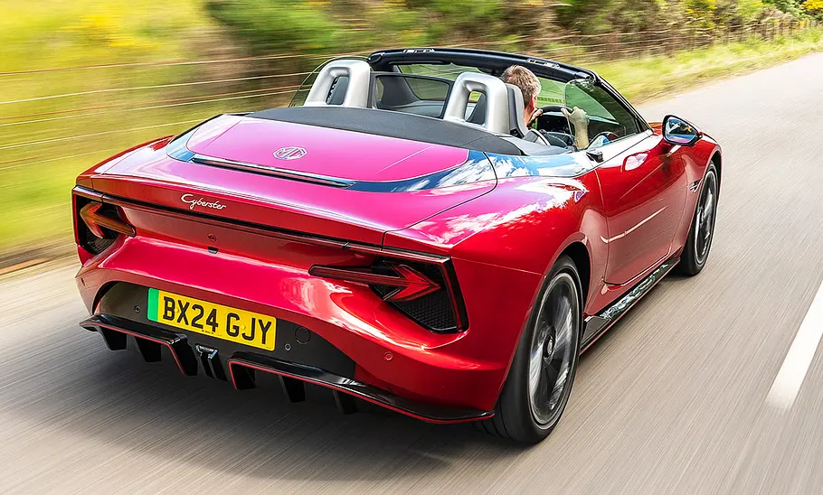 MG Cyberster (2024); fahrend; Roadster; Cabrio; Sportwagen; Elektroauto; Außenansicht; Heckansicht