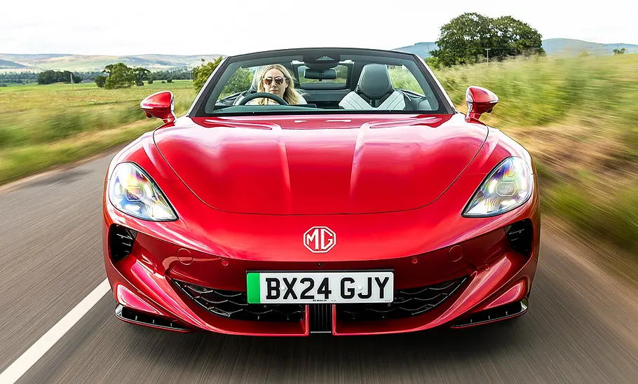 MG Cyberster (2024); fahrend; Roadster; Cabrio; Sportwagen; Elektroauto; Außenansicht; Frontalsicht