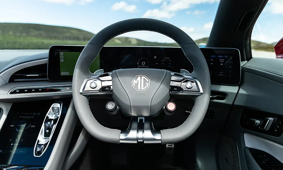 MG Cyberster (2024); stehend; Roadster; Cabrio; Sportwagen; Elektroauto; Innenansicht; Cockpit; Innenraum; Interieur; Lenkrad; Armaturen
