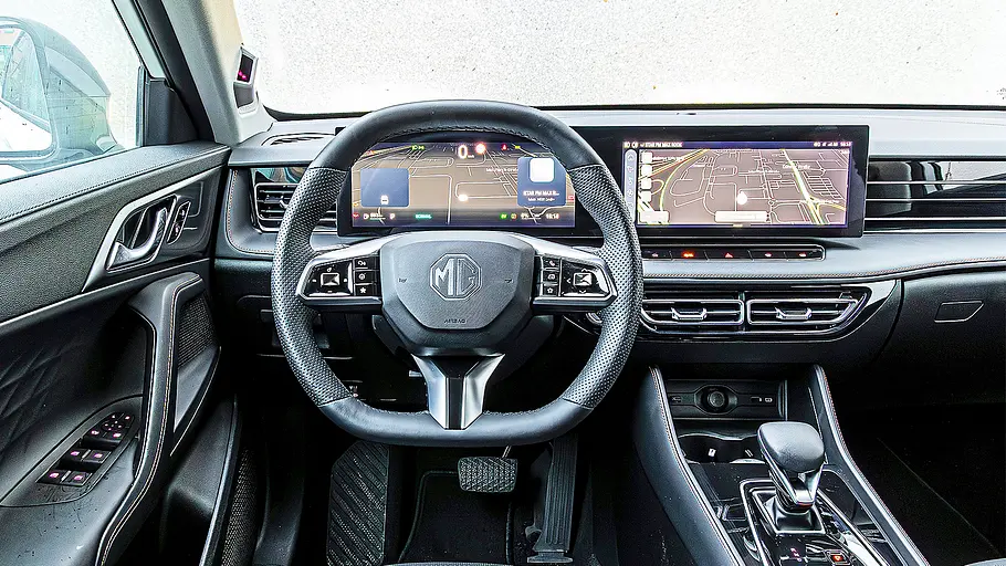 Blick auf die Armaturen im Innenraum des Opel Grandland.