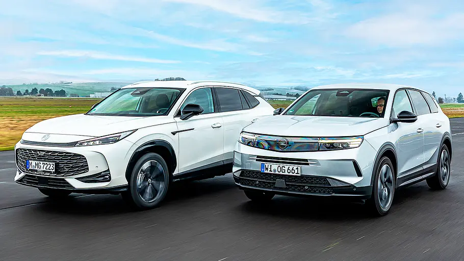 Blick von schräg vorne auf die nebeneinander herfahrenden Kompakt-SUV Opel Grandland.