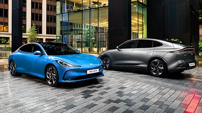 Außenansicht auf die beiden elektrischen Modelle MG IM5 und MG IM6. - Foto: MG