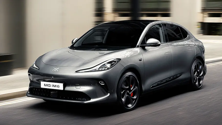Blick von schräg vorne auf das elektrische SUV MG IM6.