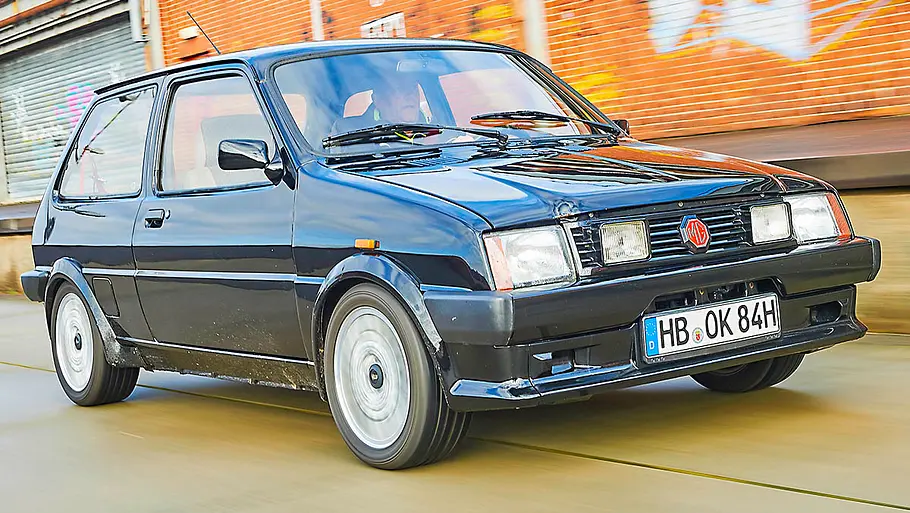 Der MG Metro Turbo fahrend von schräg vorne fotografiert.