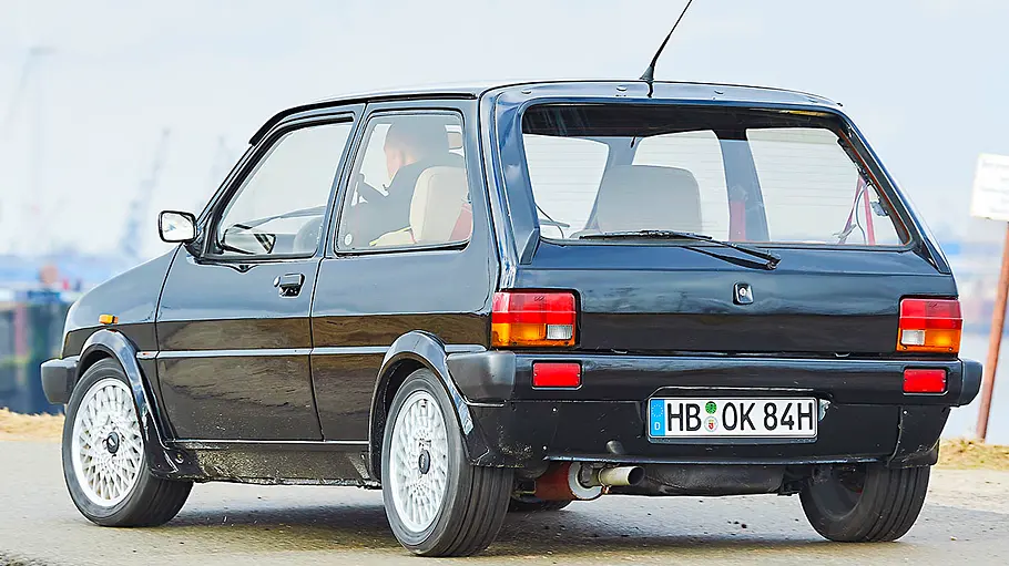 Der MG Metro Turbo fahrend von schräg hinten fotografiert.