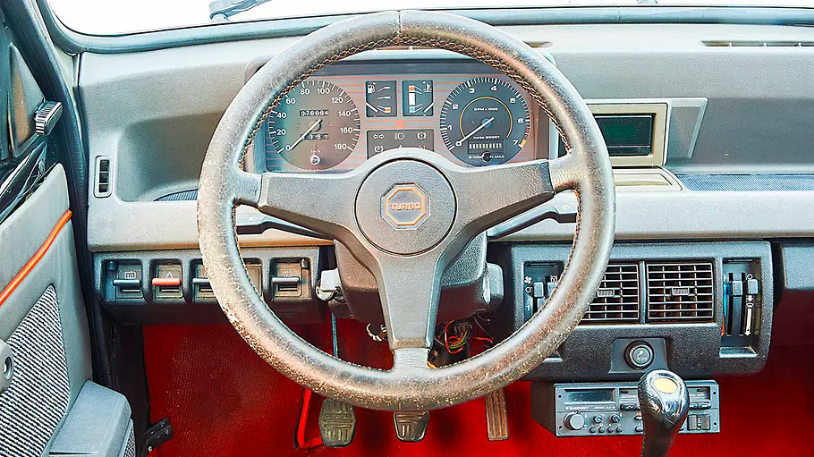 Das Cockpit des MG Metro Turbo.