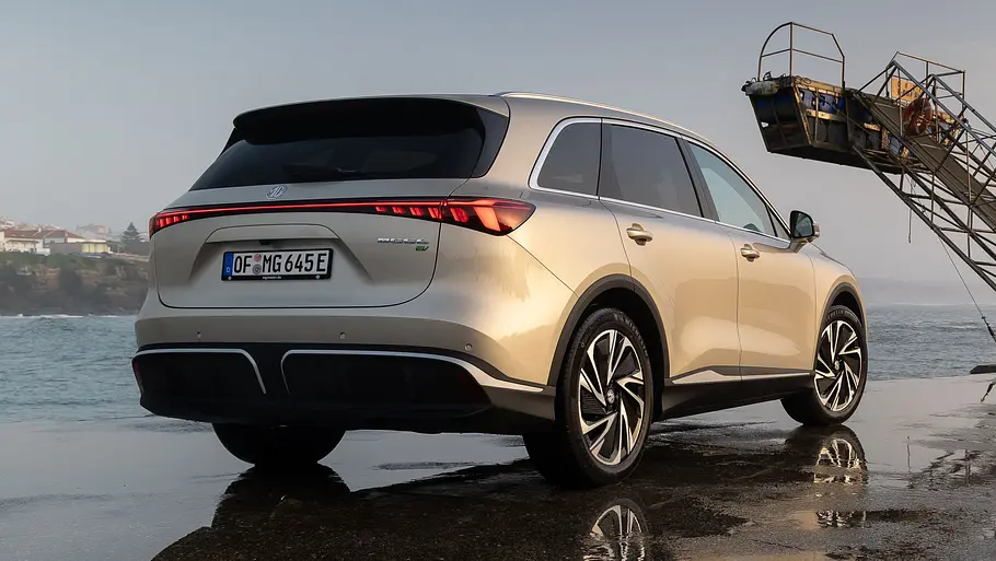 Der MG S6 EV, statisch von hinten fotografiert.