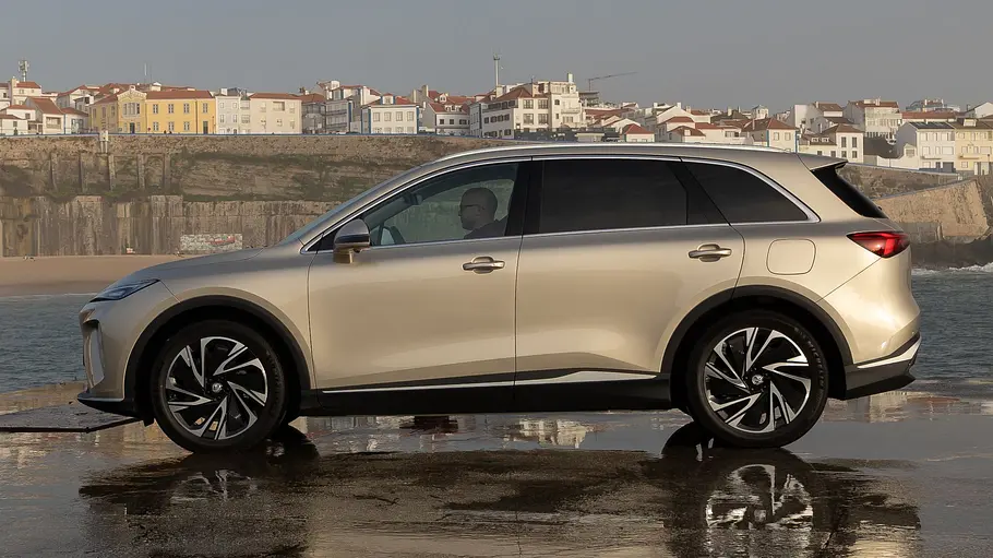 Der MG S6 EV, statisch von links fotografiert.