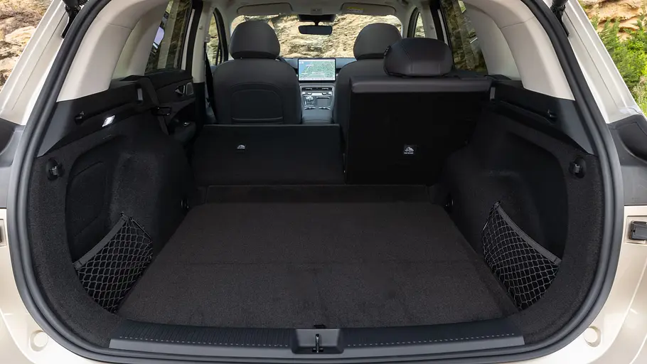 Der Kofferraum des MG S6 EV mit teilweise umgeklappter Rücksitzbank.