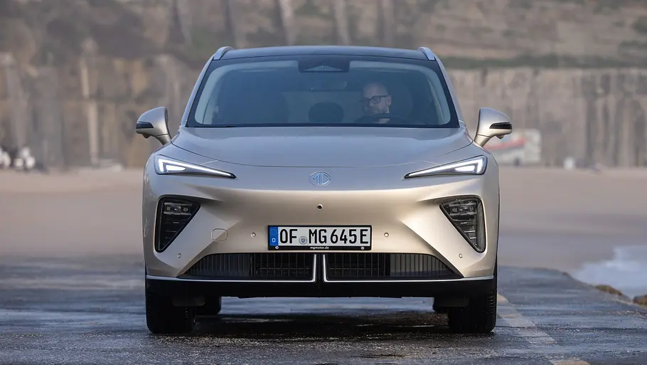 Der MG S6 EV, statisch von vorne fotografiert.