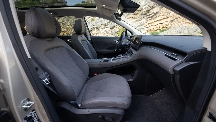 Die vorderen Sitze des MG S6 EV.
