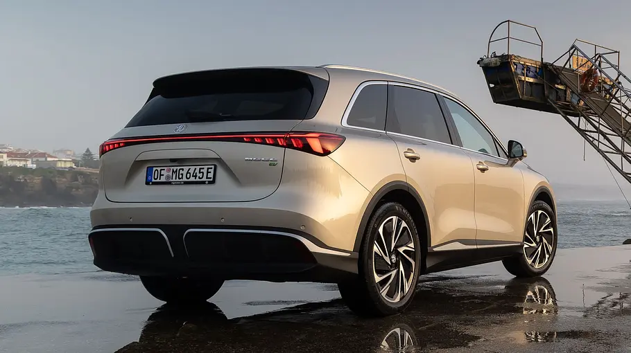 Der MG S6 EV steht in industrieller Umgebung, von hinten rechts fotografiert.