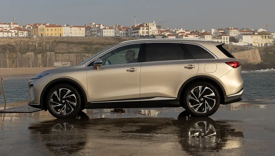 Der MG S6 EV steht in industrieller Umgebung, von links fotografiert.