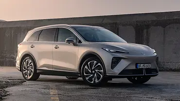 Der MG S6 EV steht in industrieller Umgebung, von vorne rechts fotografiert. - Foto: MG