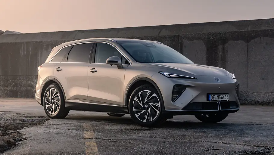Der MG S6 EV steht in industrieller Umgebung, von vorne rechts fotografiert.