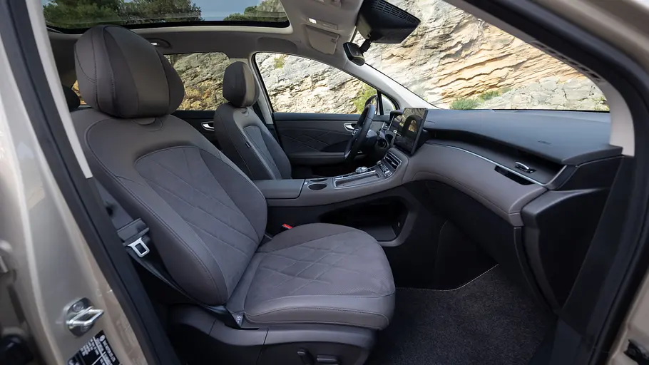 Die vorderen Sitze des MG S6 EV.