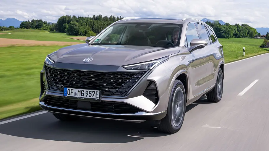 MG S9 PHEV Der MG S9 PHEV fahrend von schräg vorne links.