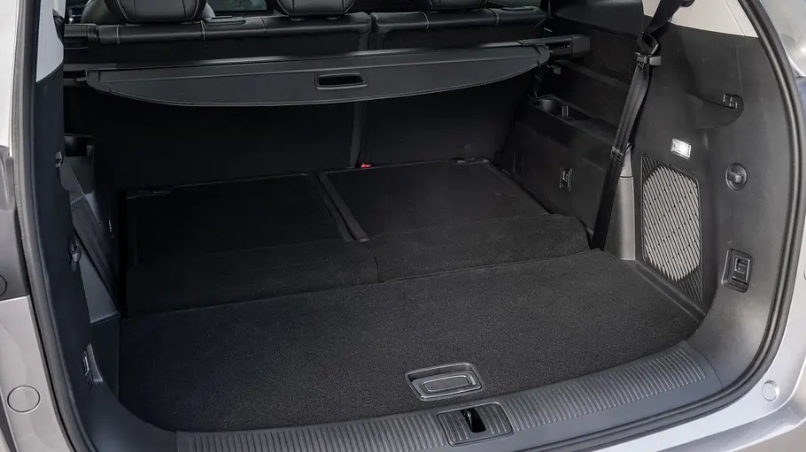 MG S9 PHEV Blick in den geöffneten Kofferraum des MG S9 PHEV mit aufgestellter Rückbank.