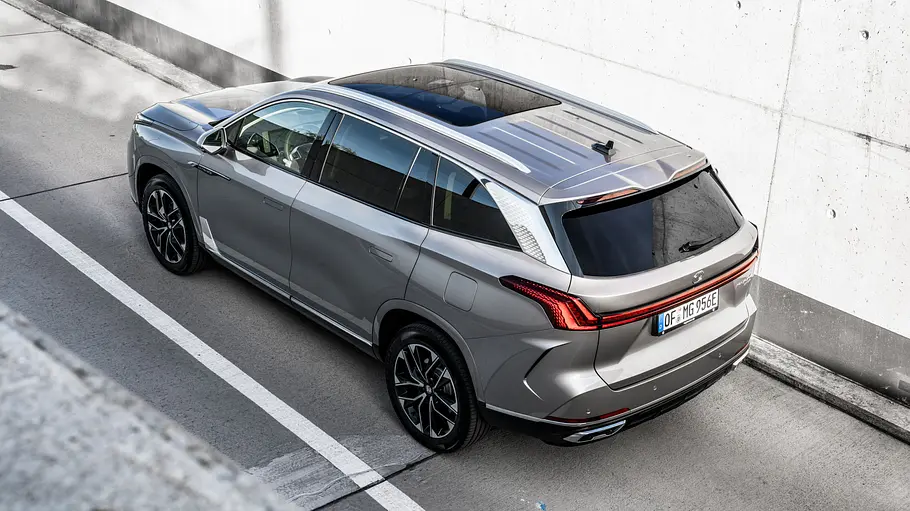 MG S9 PHEV Der MG S9 PHEV statisch von schräg hinten links.
