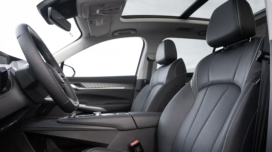 MG S9 PHEV Seitlicher Blick auf die Vordersitze im MG S9 PHEV.