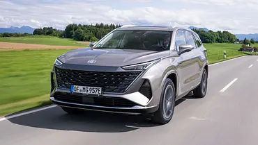 Der MG S9 PHEV fährt auf einer Landstraße, von vorne fotografiert. - Foto: MG Der MG S9 PHEV fährt auf einer Landstraße, von vorne fotografiert. - Foto: MG