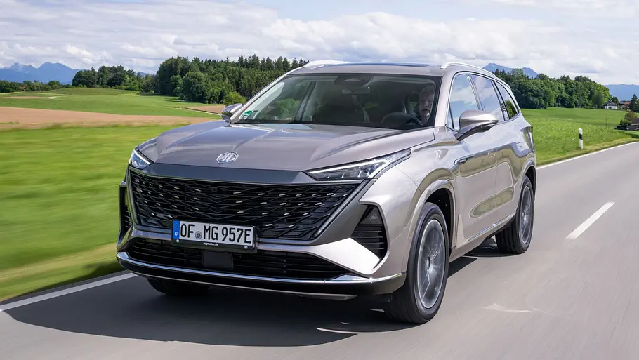 Der MG S9 PHEV fährt auf einer Landstraße, von vorne fotografiert.