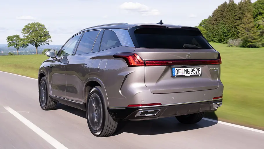Der MG S9 PHEV fährt auf einer Landstraße, von hinten fotografiert.