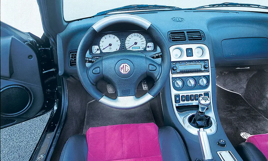 MG TF 135 Das Cockpit des MG TF 135