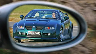 Der MG XPower SV-R (2005) fahrend von schräg vorne im Rückspiegel - Foto: AUTO ZEITUNG