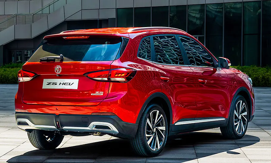 Der MG ZS Hybrid+ (2024) stehend von hinten fotografiert.