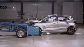 Der MG3 beim versetzten Frontalaufprall, fotografiert von der Seite. - Foto: Euro NCAP Der MG3 beim versetzten Frontalaufprall, fotografiert von der Seite. - Foto: Euro NCAP