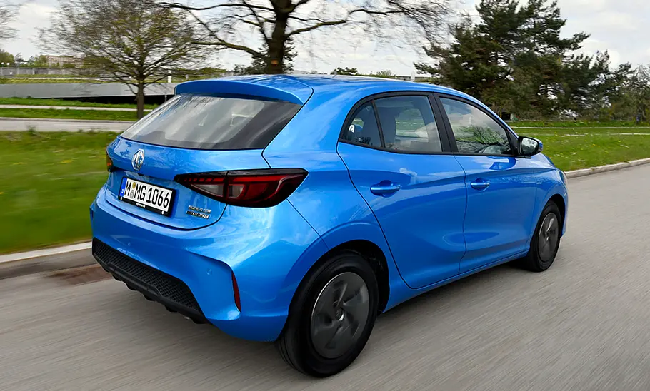 MG3 Hybrid+ (2024), fahrend, schräg hinten