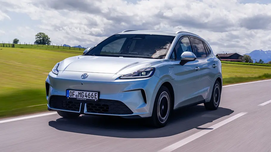 MG4 EV Urban Der MG4 EV Urban fährt auf einer Landstraße, von vorne links fotografiert.