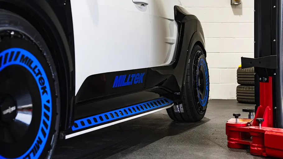 Seitenschürze des Milltek Widebody-Kit für Alpine A290 und Renault 5, fotografiert von schräg vorne.