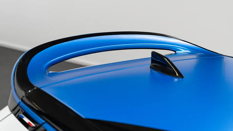 Heckflügel des Milltek Widebody-Kit für Alpine A290 und Renault 5, fotografiert von schräg oben.