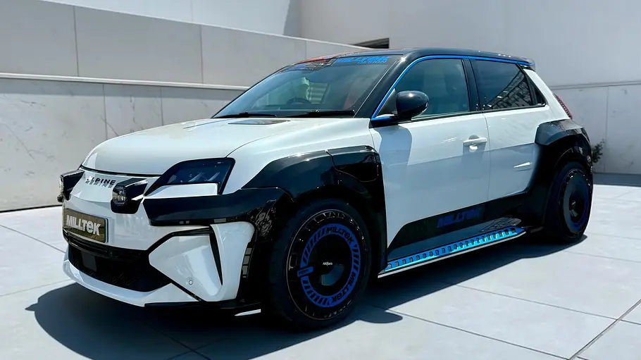 Milltek Widebody-Kit für Alpine A290 und Renault 5, fotografiert von schräg vorne.