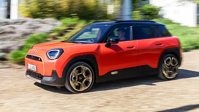 Der Mini Aceman (2024) fahrend von schräg vorne fotografiert. - Foto: Mini