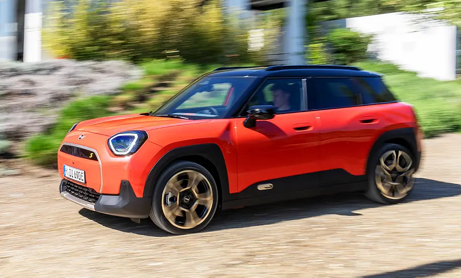 Mini Aceman (2024) von schräg vorne, fahrend.