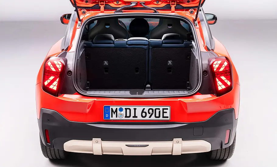 Der Kofferraum des Mini Aceman (2024) mit aufgerichteter Rücksitzbank.