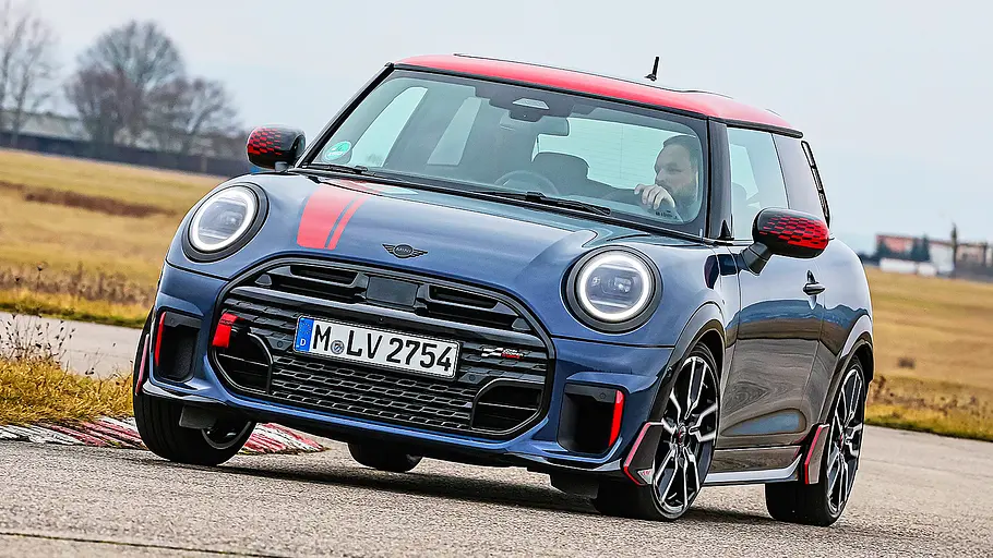 Blick von schräg vorne auf den fahrenden Mini Cooper JCW.