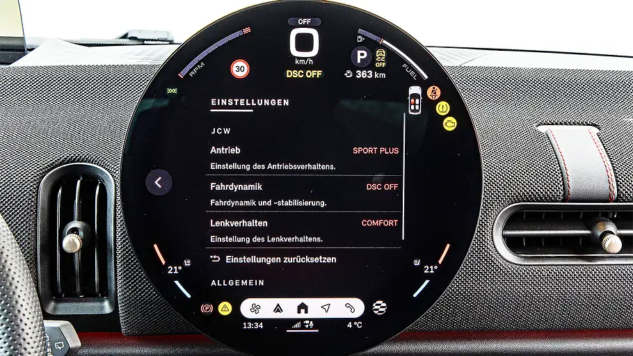 Blick auf die Armaturen im Innenraum des Mini Cooper JCW.