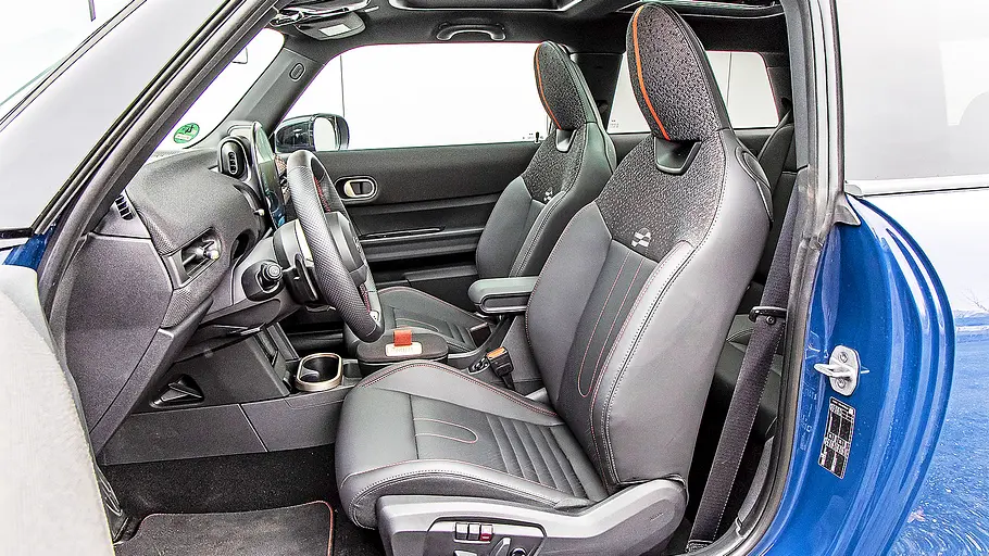 Blick auf die Vordersitze im Innenraum des Mini Cooper JCW.