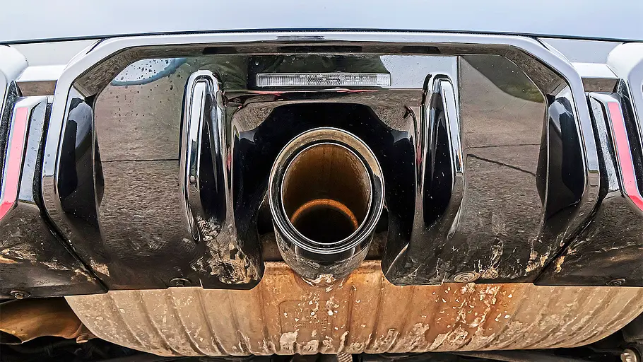 Detailansicht des Endrohres vom Mini Cooper JCW.